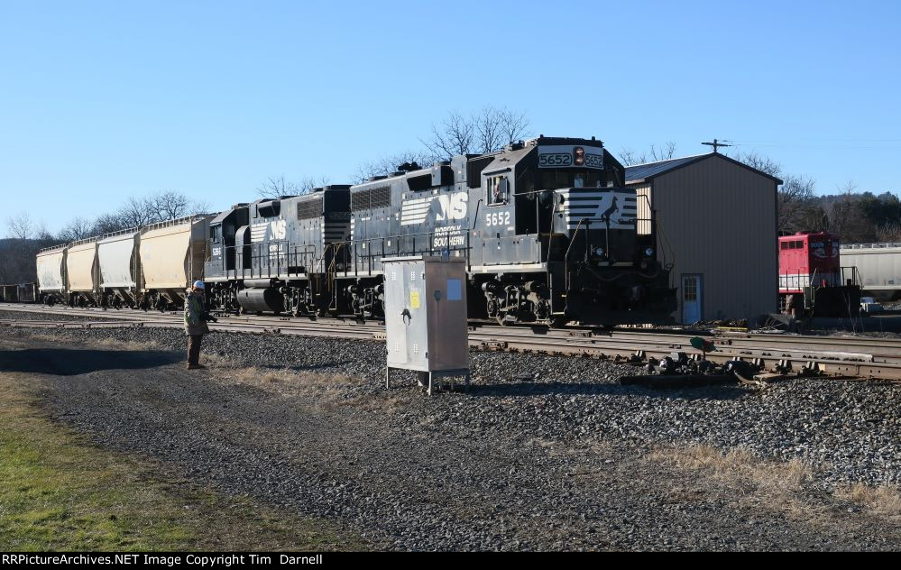 NS 5652 on H16 waiting for railroad.